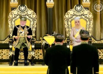 Sultan Ibrahim berkenan menerima Keris Kerajaan, simbol kebesaran dan kekuasaan Raja Berperlembagaan pada Istiadat Pertabalan Yang di-Pertuan Agong Ke-17 di Istana Negara semalam. Turut berangkat Raja Permaisuri Agong Raja Zarith Sofiah.