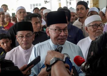 ANWAR Ibrahim bercakap kepada media selepas menunaikan solat Jumaat di Surau An-Najah Presint, Putrajaya semalam. – UTUSAN/FAISOL MUSTAFA