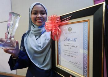 FIFI Nurfatin Marjaidi Hirwan menerima Anugerah Khas pada Sambutan Maal Hijrah 1446H Peringkat Negeri Perak di Ipoh semalam.