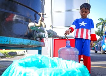 Seorang kanak-kanak menadah air yang disediakan Air Selangor susulan berlaku gangguan bekalan di Taman Rakyat, Klang semalam. 
– UTUSAN/SADDAM YUSOFF