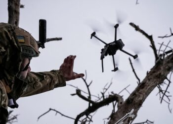 PELANCARAN dron diperkasakan AI dijangka membantu Ukraine mengatasi gangguan isyarat yang semakin meningkat oleh Russia.- AGENSI