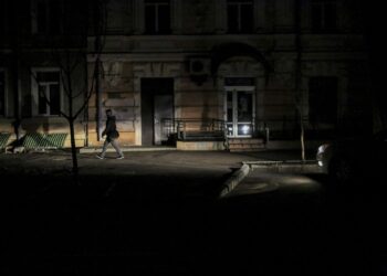 SEORANG lelaki berjalan hanya bersuluhkan lampu kereta kerana bekalan elektrik terputus di Odesa dan Kharkiv, Ukraine.- AGENSI