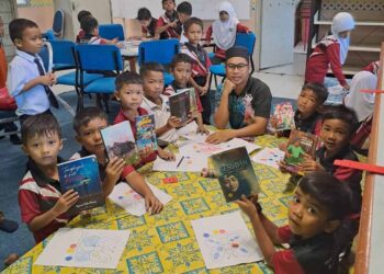 AHMAD Safarman Dollah bersama anak murid 6 Pintar ketika mengajar Bahasa Melayu Sekolah Kebangsaan Batu Melintang, 
Jeli Kelantan.