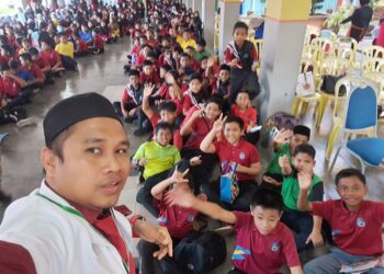 AHMAD Safarman Dollah bersama pelajar di Sekolah Kebangsaan Batu melintang, jeli Kelantan.