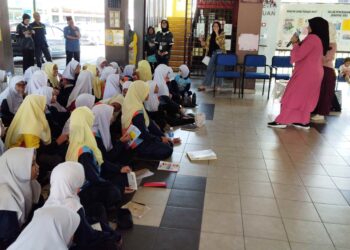 SALAH seorang fasilitator yang memberi ceramah ketika program Vitality Voyage kepada murid Sekolah Kebangsaan Batu Belah, Klang, Selangor. – Utusan/MOHAMAD NAUFAL MOHAMAD IDRIS