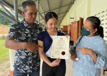 MALVENA Jenepa Jauti (tengah) berkongsi kegembiraan dengan ibu bapanya semasa ditemui di Kolej Tingkatan Enam Kota Kinabalu baru-baru ini.