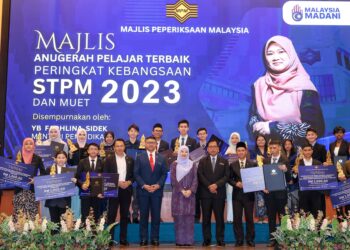 MENTERI Pendidikan, Fadhlina Sidek (tengah) dan Mohd. Ekhwan Toriman (enam dari kiri) bergambar bersama penerima anugerah pada Majlis Anugerah Pelajar Terbaik STPM 2023 di ibu negara baru-baru ini- UTUSAN/MUHAMAD IQBAL ROSLI