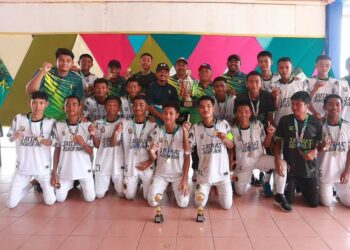 PEMAIN bola sepak SMK Kuala Nerang muncul juara Kejohanan Bola Sepak Bawah 15 Tahun MSSD Padang Terap.