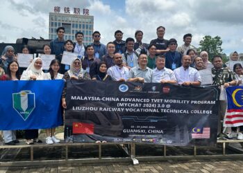 NAIB Pengarah Pejabat Antarabangsa LRVTC, Mr Warren Chen ( tengah) dan pensyarah kanan Fakulti Teknologi Kejuruteraan Awam,  Prof Madya Dr Doh Shu Ing bersama pelajar UMPSA yang sedang mengikuti program myCHAT di Liuzhou Railway Vocational Technical College (LRVTC),