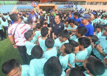 ZAINAL Abas menyantuni pelajar sekolah selepas merasmikan Karnival Penggalakan Sukan bersama Felda peringkat kebangsaan 2024 di Stadium Tun Abdul Razak Jengka, Pahang baru- baru ini.