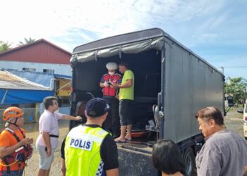 MAYAT mangsa lemas dihanyutkan banjir diserahkan kepada polis di Penampang, Sabah hari ini