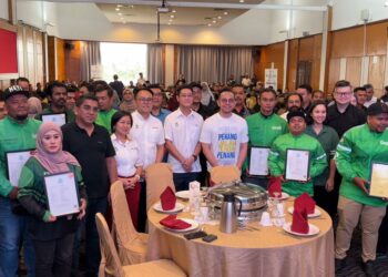 STEVEN SIM Chee Keong (tengah) ketika menghadiri Majlis Meraikan Peluncuran Tajaan Kepada e-Hailing dan p-Hailing Zon Utara di Sungai Bakap, Nibong Tebal, Pulau Pinang.