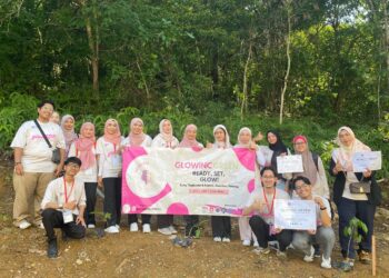 Pelajar tahun akhir Komunikasi Antarapersonal UiTM Shah Alam  menyumbang usaha dalam menjayakan Kempen Penanaman 100 Juta Pokok.