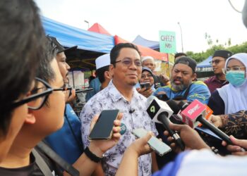ABIDIN Ismail (tengah) ketika ditemui pemberita di Bandar Tasek Mutiara, Nibong Tebal, Pulau Pinang.-UTUSAN/SITI NUR MAS ERAH AMRAN