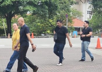 Aidil atau YB Viral (tiga dari kanan) dilihat tiba di IPD Putrajaya.