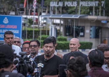 AIDIL Yunus bercakap pada sidang media di hadapan IPD Putrajaya . -UTUSAN/FAIZ ALIF ZUBIR