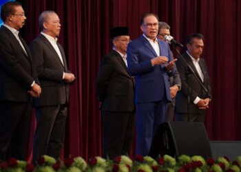 ANWAR Ibrahim ketika berucap pada majlis perjumpaan Perdana Menteri Bersama warga Jabatan Perdana Menteri (JPM) di Putrajaya. - UTUSAN/FAISOL MUSTAFA