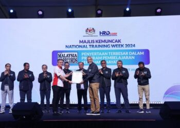 SHAHRUL Dawood (kanan) menerima sijil pengiktirafan untuk Penyertaan Terbesar dalam Program Pembelajaran Sepanjang Hayat daripada Ketua Pegawai Eksekutif The Malaysia Book of Records (MBR), Christopher Wong, sambil disaksikan Anwar Ibrahim dan Steven Sim.