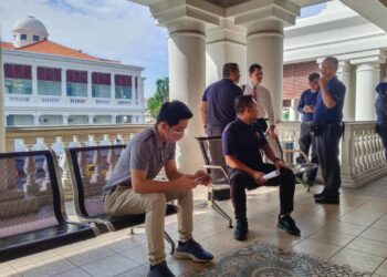 SEORANG pengurus syarikat (duduk, kiri) didenda RM10,000 oleh Mahkamah Majistret George Town kerana memiliki pelbagai alat elektronik bacaan al-Quran tanpa kelulusan daripada KDN.
