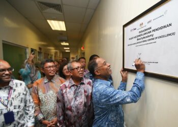 ZAMBRY Abd. Kadir menurunkan tandatangan sebagai tanda merasmikan IPPT USM di Bertam, Pulau Pinang sebagai pusat kecemerlangan pendidikan BrachyAcademy.-UTUSAN/SAFINA RAMLI