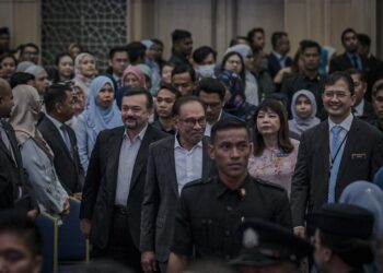 ANWAR Ibrahim ketika hadir pada majlis perhimpunan bulanan Kementerian Kewangan di Putrajaya. - UTUSAN/FAIZ ALIF ZUBIR