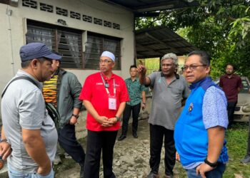 JOOHARI Ariffin (tengah) menyantuni pengundi dalam program Ziarah Kasih di Sungai Bakap, Nibong Tebal hari ini