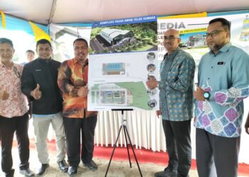 A.RAJENDRAN (dua dari kanan) dan Azrul Mahathir Aziz (tiga dari kanan) melihat cadangan projek pembinaan kompleks pasar awam di Teluk Kumbar, Pulau Pinang.
