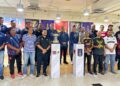 PRESIDEN Kesatuan Ragbi Malaysia (KRM) (tengah) bersama wakil pasukan Ragbi Tujuh Sebelah (7s) pada majlis undian kejohanan, di Wisma MOM, hari ini.