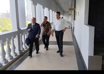 Mohd. Rasyidi Mohd. Said (berbaju putih) dan Mohd. Hussein Mohd. Nasir (berbaju batik) hadir di Mahkamah Sesyen Kuala Lumpur bagi sebutan ke rasuah RM640,000. UTUSAN/NORLIZAH ABAS