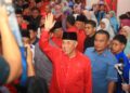 AHMAD Zahid Hamidi melambaikan tangan semasa menghadiri Mesyuarat Perwakilan UMNO Bahagian Jeli di Bukit Bunga, Jeli, Kelantan-UTUSAN/KAMARUL BISMI KAMARUZAMAN.