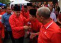 AHMAD Zahid Hamidi (kiri) bersalam dengan Timbalan Ketua Penerangan UMNO Kelantan Noor Hariri Mohamed Nor semasa hadir merasmikan Mesyuarat Perwakilan UMNO Bahagian Jeli di Bukit Bunga, Jeli, Kelantan hari ini-UTUSAN/KAMARUL BISMI KAMARUZAMAN.