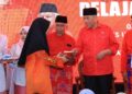 AHMAD Zahid Hamidi (kanan) menyampaikan sumbangan kepada pelajar cemerlang selepas merasmikan Mesyuarat Perwakilan UMNO Bahagian Jeli di Bukit Bunga, Jeli, Kelantan-UTUSAN/KAMARUL BISMI KAMARUZAMAN.