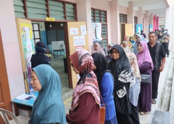 SEBAHAGIAN daripada pengundi beratur untuk menunaikan tanggungjawab mereka membuang undi di Pusat Mengundi SK Sungai Duri, Nibong Tebal, Pulau Pinang