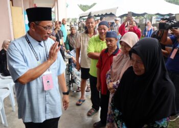 JOOHARI Ariffin (kiri) bermesra dengan pengundi di Sk Sungai Duri, Nibong Tebal, Pulau Pinang