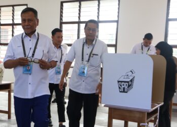 RAMLAN Harun (kiri) ketika melawat Pusat Mengundi SK Sungai Duri di Nibong Tebal, Pulau Pinang.-UTUSAN/IQBAL HAMDAN