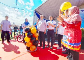 AHMAD Zahid Hamidi (lima kanan) melakukan gimik perasmian Karnival Kerjaya dan Sukan Anak Muda Madani 1.0 di padang Sekolah Kebangsaan (SK) Sultan Ibrahim 1, Pasir Mas, Kelantan hari ini-UTUSAN/YATIMIN ABDULLAH.