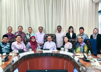 ANWAR Ibrahim mengadakan pertemuan dengan ahli Jawatankuasa Kira-Kira Wang Negara di Parlimen, Khamis lalu. - PARLIMEN MALAYSIA 