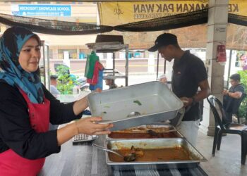 SYUHADA Ramli menunjukkan bekas mengisi lauk-pauk yang licin di kedai makan yang terletak berhadapan dengan Pusat Mengundi SK Sungai Duri, Nibong Tebal, Pulau Pinang.-UTUSAN/ISWAN SHAFIQ ISA