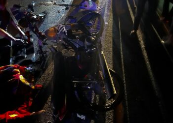 KEADAAN dua buah motosikal yang bertembung dan menyebabkan kedua-dua penunggangnya maut dalam kejadian di Kilometer 78, Jalan Johor Bahru - Ayer Hitam berhampiran pekan Simpang Renggam di sini malam tadi.