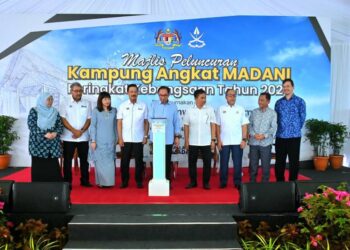 ANWAR Ibrahim (lima dari kanan) merasmikan Majlis Pelancaran Kampung Angkat Madani Peringkat Kebangsaan 2024 di Kampung Chengal Lempong di Kuantan, Pahang. - UTUSAN/SHAIKH AHMAD RAZIF