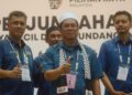 ABIDIN Ismail (tengah) ketika diumumkan secara rasmi sebagai pemenang bagi PRK DUN Sungai Bakap oleh Pegawai Pengurus Pilihan Raya, Khairulnizam Hashim di Pusat Penjumlahan Rasmi Undi di Dewan Serbaguna Sungai Jawi, Nibong Tebal, Pulau Pinang.-UTUSAN/IQBAL HAMDAN