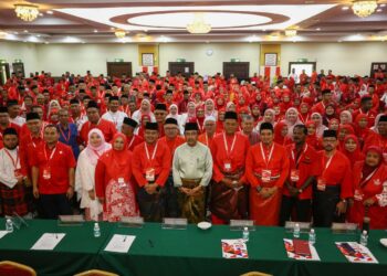 JOHARI Abdul Ghani (tengah) bersama bersama perwakilan UMNO Bukit Gantang pada mesyuarat bahagian parti itu di Taiping, Perak hari ini. - UTUSAN/MUHAMAD NAZREEN SYAH MUSTHAFA