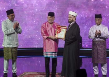 SULTAN Ibrahim menyampaikan anugerah kepada ALI Muhyiddin Ali Al-Qaradaghi (dua kanan) pada Majlis Sambutan Ma'al Hijrah Tahun 1446H / 2024M di PICC, Putrajaya. - UTUSAN/FAISOL MUSTAFA