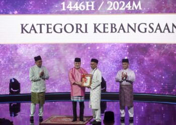 SULTAN Ibrahim menyampaikan Anugerah Tokoh Ma'al Hijrah Tahun 1446H/2024M Kategori Kebangsaan kepada Hassan Ahmad (tiga kanan) pada Majlis Sambutan Ma'al Hijrah Tahun 1446H / 2024M di PICC, Putrajaya. - UTUSAN/FAISOL MUSTAFA