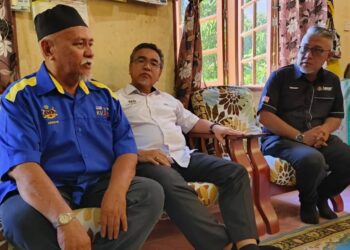 ADLY Zahari (tengah) meluangkan masa menyantuni veteran Angkatan Tentera Malaysia (ATM) pada Program Veteran Desa Madani di Kampung Padang, Temangan, Machang, Kelantan-UTUSAN/YATIMIN ABDULLAH.