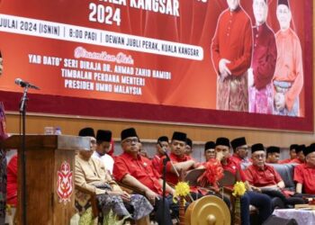 AHMAD Zahid Hamidi berucap pada Persidangan Perwakilan UMNO Bahagian Kuala Kangsar di Dewan Jubli Perak Kuala Kangsar hari ini. - UTUSAN/MUHAMAD NAZREEN SYAH MUSTHAFA