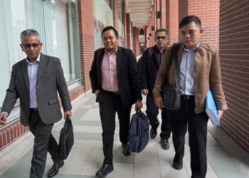 SEPASUKAN empat pegawai SPRM selepas selesai mengambil dokumen berkaitan bagi membantu siasatan berhubung isu HRD Corp di Kementerian Sumber Manusia (KESUMA) di Putrajaya. - UTUSAN/FAISOL MUSTAFA