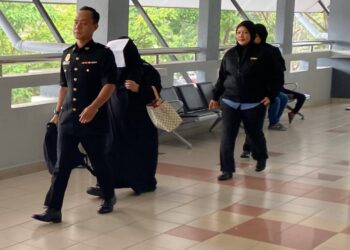 MASHITAH Abdul Rahim hadir ke Mahkamah Sesyen Seremban hari ini bagi didakwa atas 13 pertuduhan menerima suapan keseluruhan berjumlah RM58,720 berkaitan tindakan penguatkuasaan kes tuntutan syarikat dan bekas pekerja.-UTUSAN/NOR SHAFAWATI YUP.