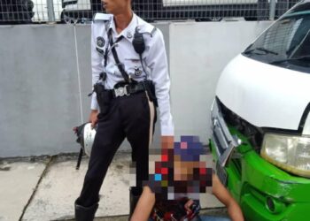 SEORANG lelaki (duduk) ditahan kerana disyaki melanggar anggota polis sebelum cuba meloloskan diri dalam kejadian di Jalan Datuk Ismail Hashim, di Bayan Lepas, Pulau Pinang.