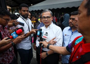 Menteri Komunikasi merangkap Ahli Parlimen Lembah Pantai, Fahmi Fadzil bercakap kepada media selepas majlis penyerahan helmet kepada pelajar secara percuma di Sekolah Kebangsaan Bangsar. - UTUSAN/Saddam Yusoff